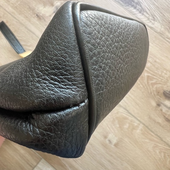 BURBERRY Black Leather Shoulder Bag with Gold Accents and Nova Check interior - Picture 4 of 12